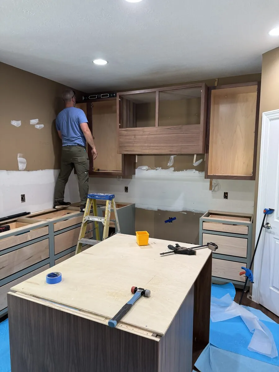 Setting the first upper cabinets